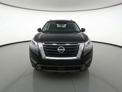Used 2025 Nissan Pathfinder SV image 2