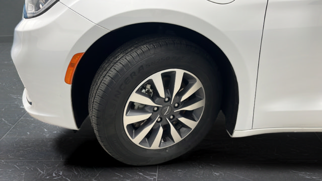 Used 2024 Chrysler Pacifica Limited FWD image 36