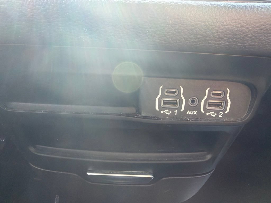 Used 2023 Chrysler Pacifica Touring FWD image 28