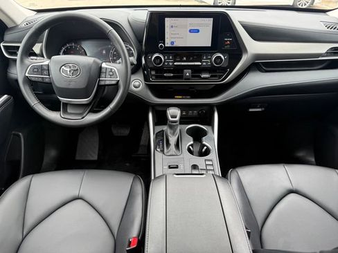 Used 2025 Toyota Highlander XLE FWD image 22