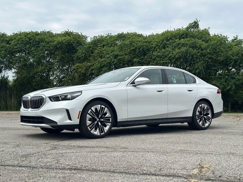 New 2026 BMW 530i xDrive w/ Premium Package AWD/4WD image 3