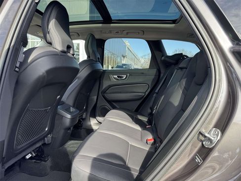Certified 2023 Volvo XC60 B5 Plus image 9