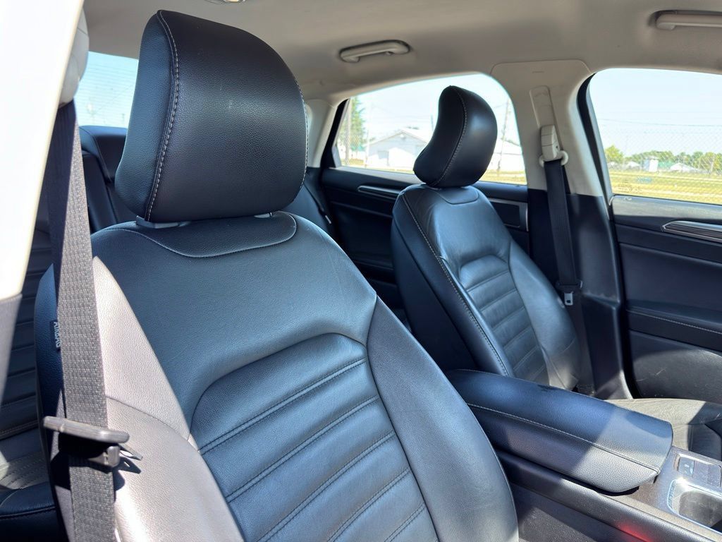 Used 2017 Ford Fusion SE w/ Fusion SE Technology Package FWD image 34