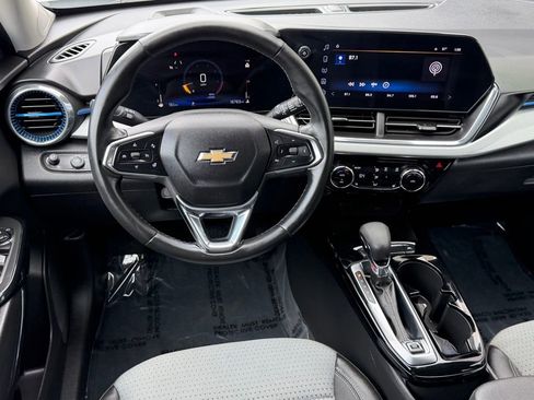 Used 2025 Chevrolet Trax LT w/ LT Convenience Package FWD image 16