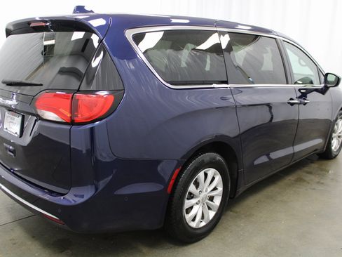 Used 2020 Chrysler Pacifica Touring w/ Advanced Safetytec Group image 5