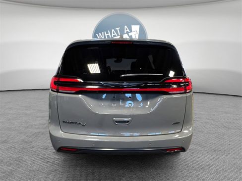 Used 2022 Chrysler Pacifica Touring-L w/ Uconnect Theater Family Group image 5