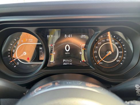 Used 2025 Jeep Wrangler Unlimited Sahara AWD/4WD image 40