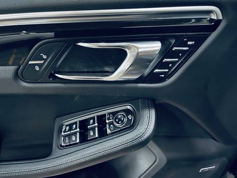 Used 2017 Porsche Macan AWD/4WD image 33