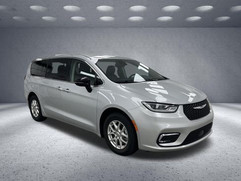 Used 2024 Chrysler Pacifica Touring-L FWD image 7
