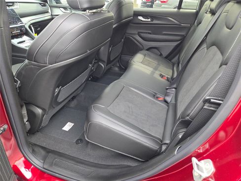 New 2025 Jeep Grand Cherokee Altitude image 19