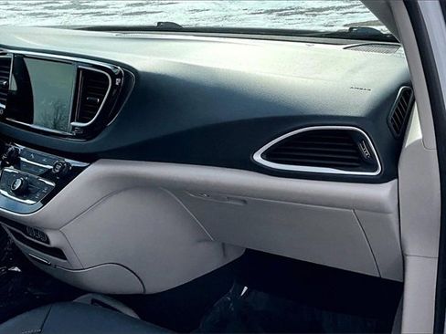 Used 2024 Chrysler Pacifica Touring-L image 16