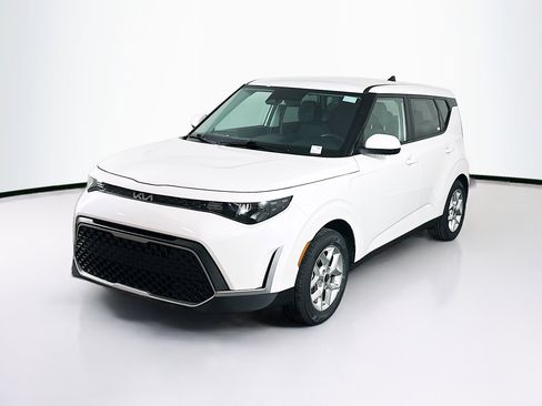 Used 2025 Kia Soul LX w/ LX Technology Package image 3