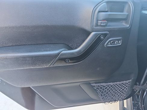 Used 2015 Jeep Wrangler Unlimited Sahara image 14