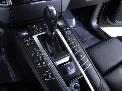 Used 2018 Porsche Macan image 30