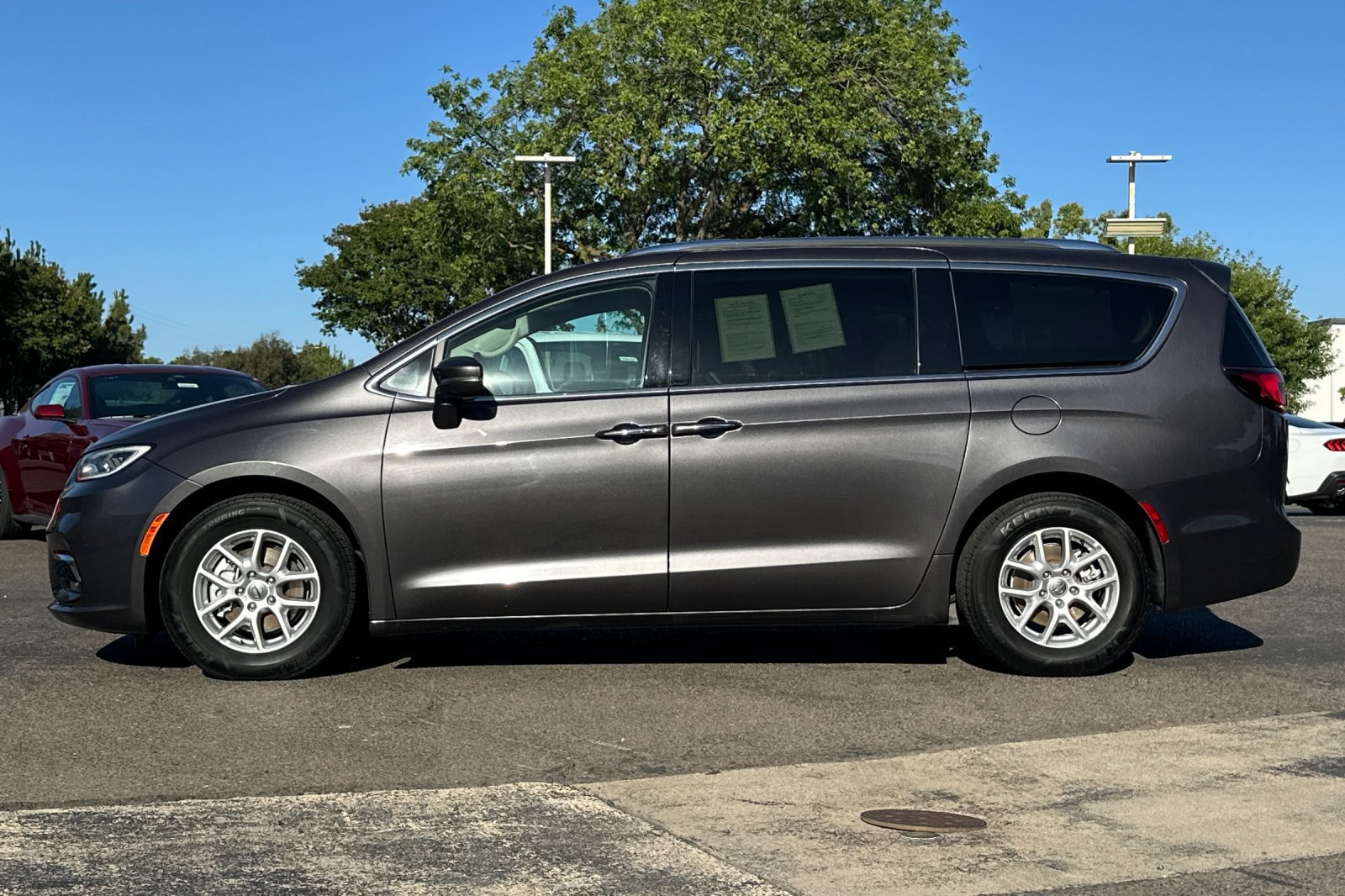 Used 2021 Chrysler Pacifica Touring-L FWD image 7