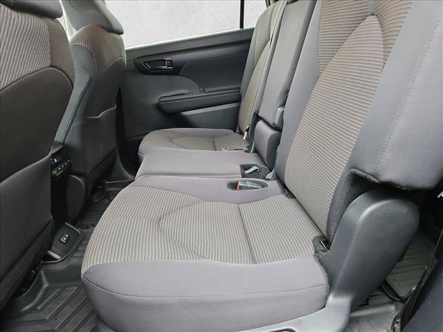 Used 2025 Toyota Highlander LE FWD image 19