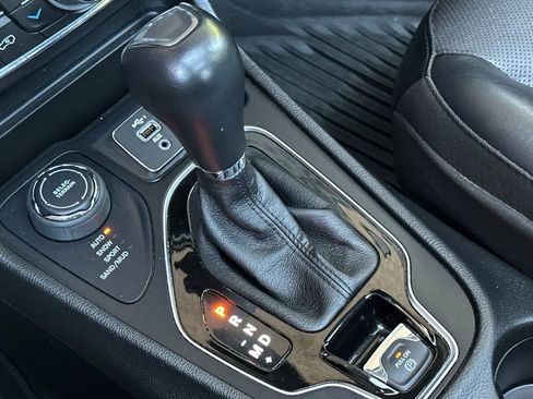 Used 2022 Jeep Cherokee Limited w/ Mopar Interior Package image 21