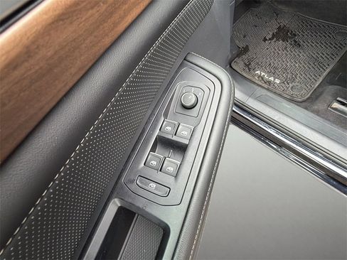 Used 2024 Volkswagen Atlas SE image 6