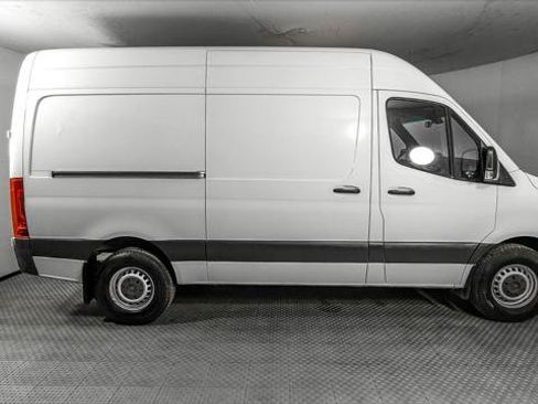 Used 2022 Mercedes-Benz Sprinter 2500 image 9