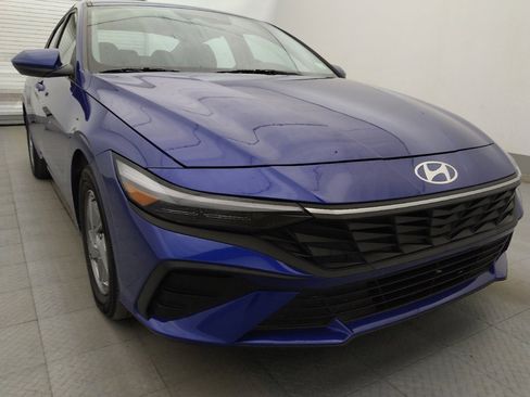 Used 2025 Hyundai Elantra SE FWD image 13