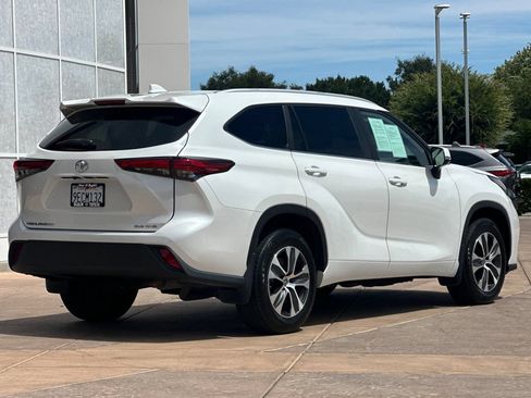 Certified 2023 Toyota Highlander XLE AWD/4WD image 4