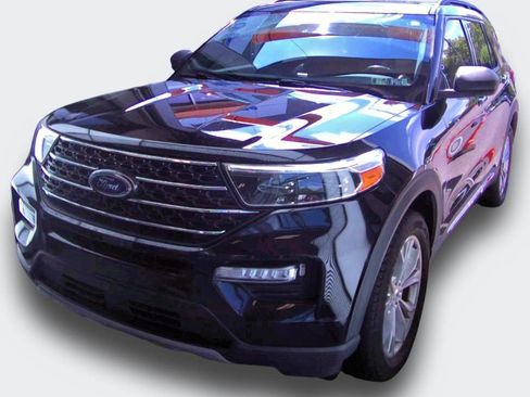 Used 2020 Ford Explorer XLT w/ Equipment Group 202A AWD/4WD image 2