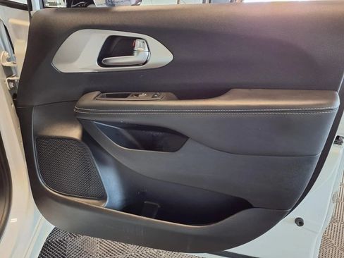 Used 2024 Chrysler Pacifica Limited w/ S Appearance Package FWD image 12
