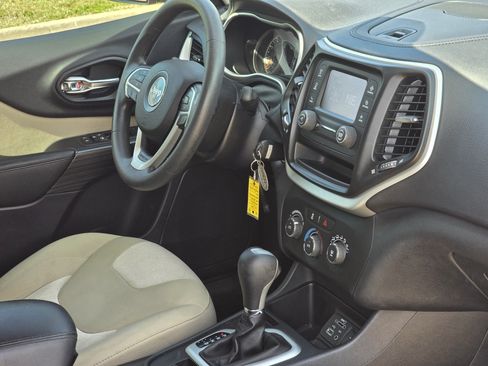 Used 2016 Jeep Cherokee Sport FWD image 30