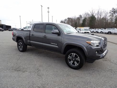 Used 2018 Toyota Tacoma TRD Sport image 10