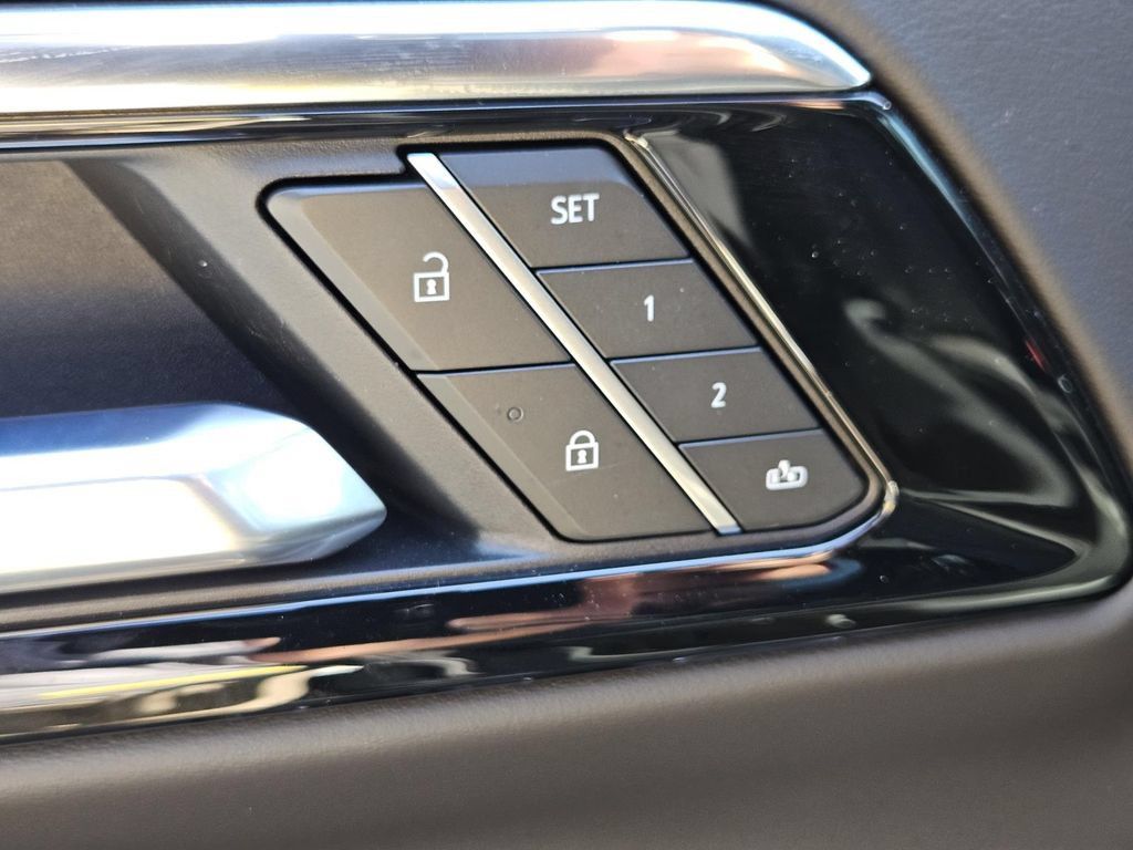 Used 2025 Chevrolet Tahoe High Country AWD/4WD image 19
