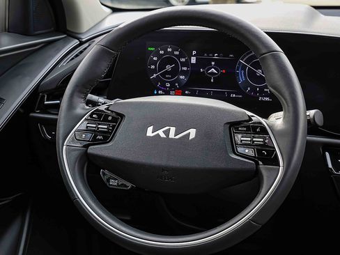 Certified 2023 Kia Niro Wave w/ Wave Preserve Package image 9