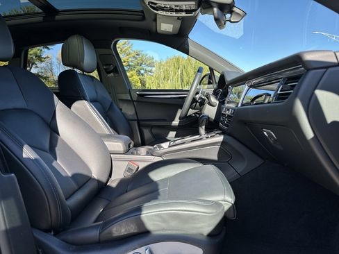 Used 2025 Porsche Macan image 25