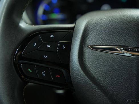 Used 2024 Chrysler Pacifica Limited FWD image 41