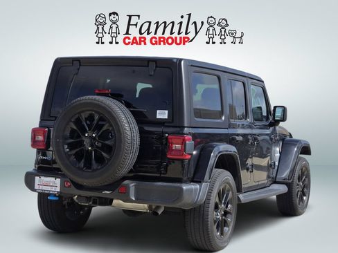 Used 2023 Jeep Wrangler Unlimited Sahara w/ Cold Weather Group AWD/4WD image 4