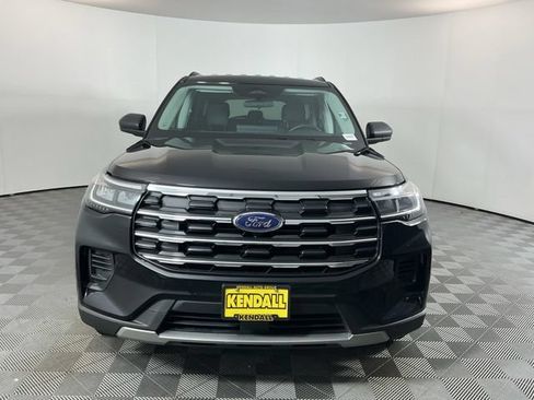 Used 2025 Ford Explorer Active AWD/4WD image 2