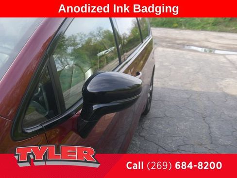 Used 2023 Chrysler Pacifica Limited w/ Uconnect Theater Family Group FWD image 11