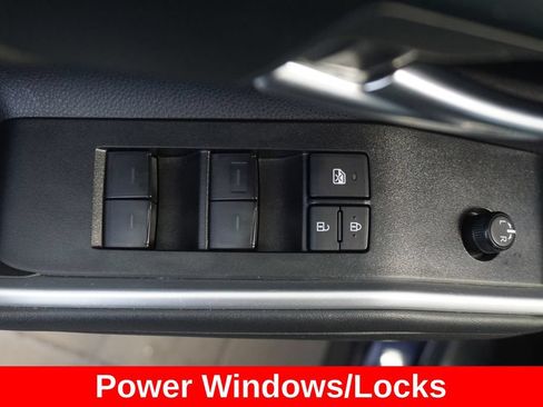 Used 2025 Toyota Highlander XLE FWD image 5