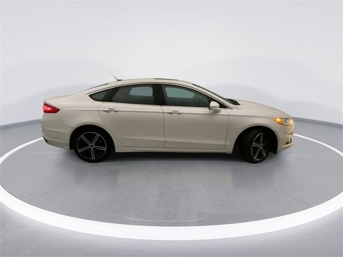 Used 2016 Ford Fusion SE w/ Equipment Group 202A image 5