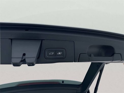 Used 2025 Volvo XC60 B5 Plus image 24