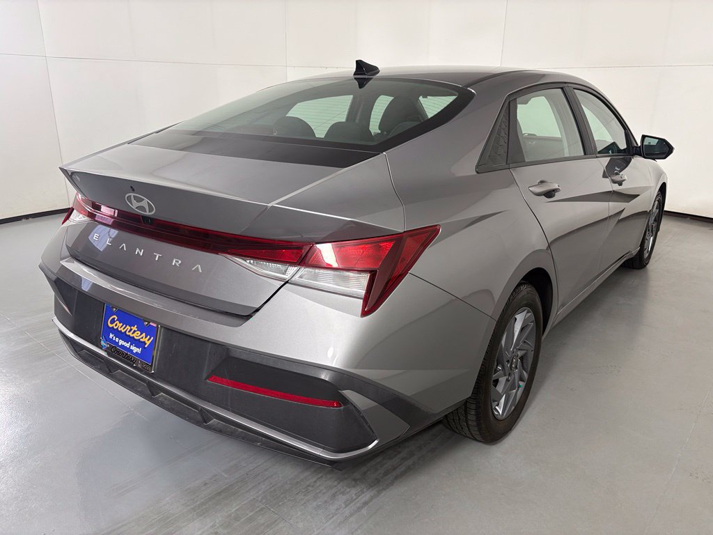 Used 2024 Hyundai Elantra SEL FWD image 9