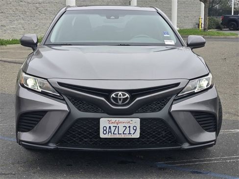 Used 2018 Toyota Camry LE image 2