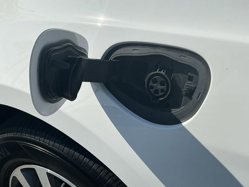 Used 2024 Chrysler Pacifica Select image 17