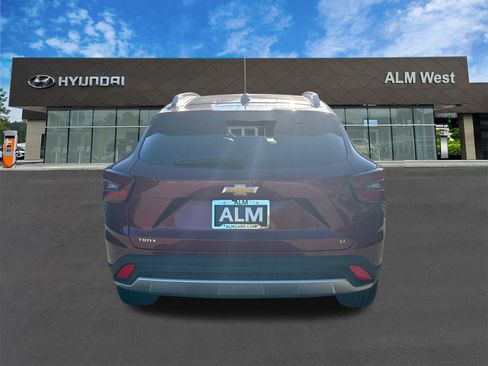 Used 2025 Chevrolet Trax LT w/ LT Convenience Package image 6