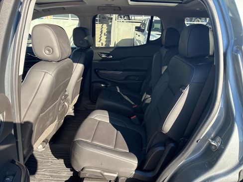 Used 2023 GMC Acadia SLT w/ LPO, Floor Liner Package image 18