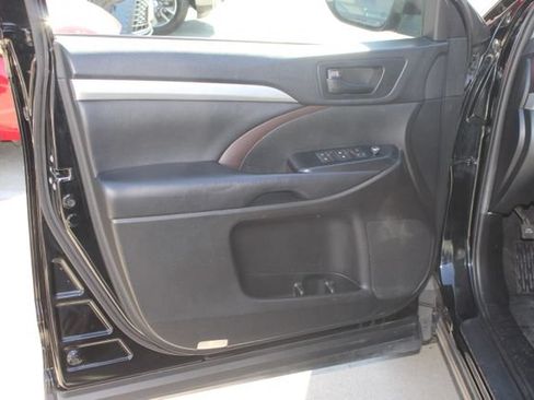Used 2019 Toyota Highlander Plus FWD image 10