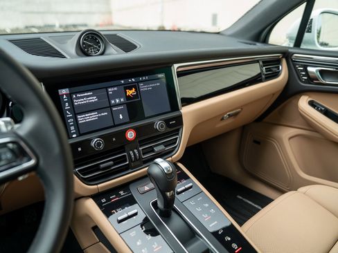Used 2025 Porsche Macan image 15