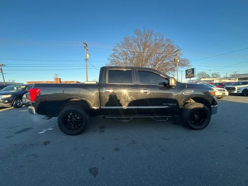 Used 2017 Nissan Titan SV image 4
