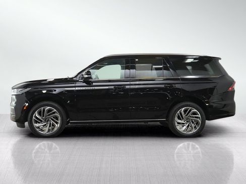 Used 2025 Lincoln Navigator Reserve AWD/4WD image 2