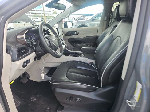 Used 2023 Chrysler Pacifica Limited FWD image 11
