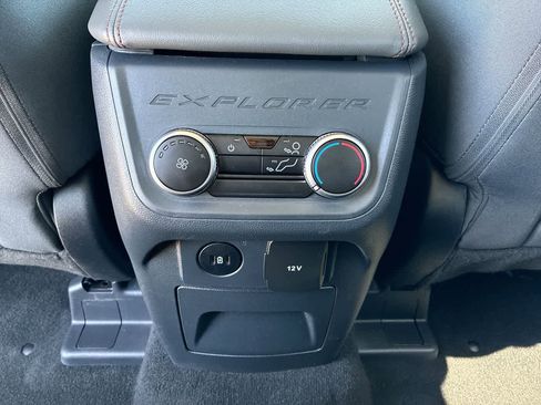 Used 2025 Ford Explorer Active AWD/4WD image 21